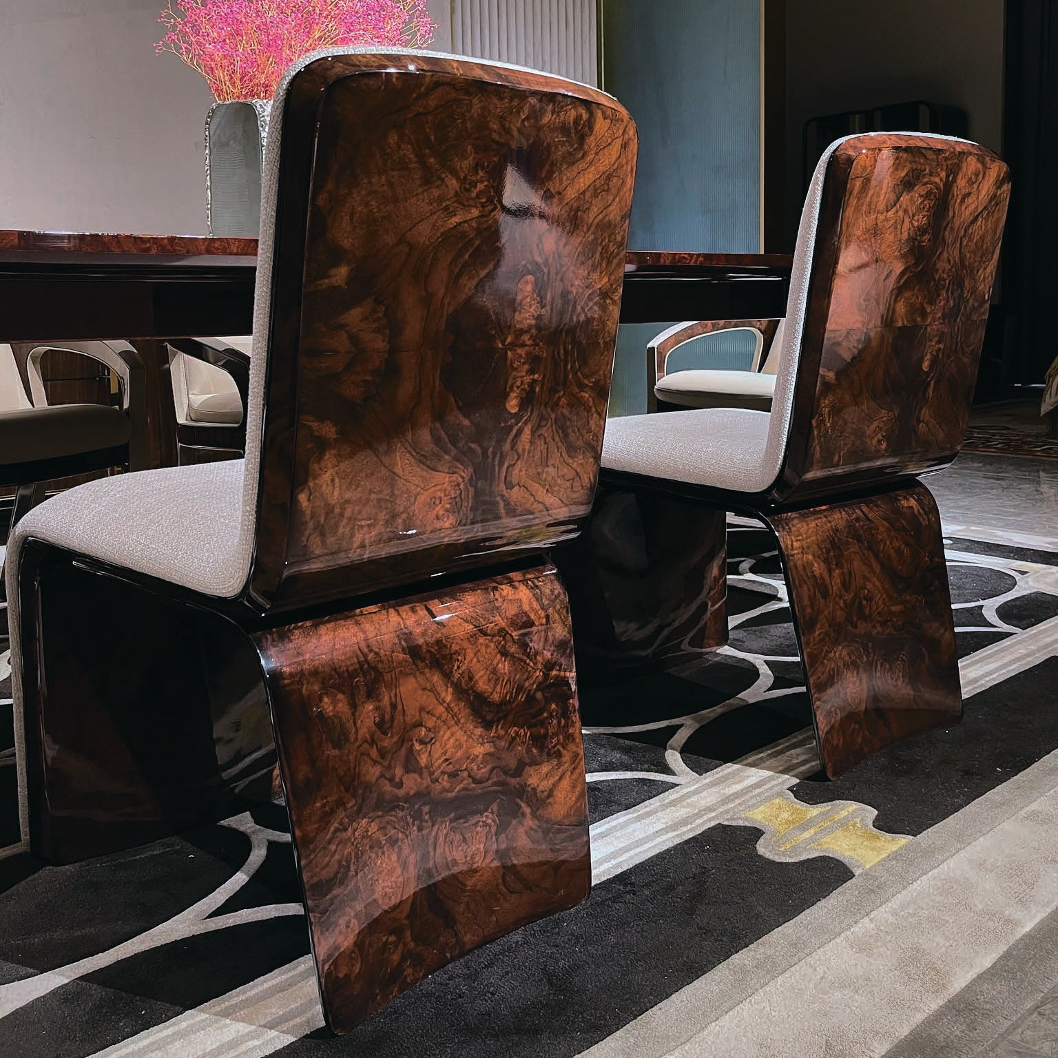 Ridley-inspired luxury chair with leather upholstery and metal base – Kalyste